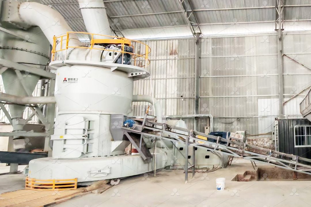 MTW175G磨粉机在客户厂房内安装就位，设备体积庞大，结构紧凑